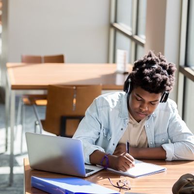 Source student in library studying