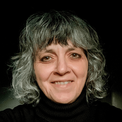 Head and shoulders shot of Alexandra Murphy facing and smiling towards the camera