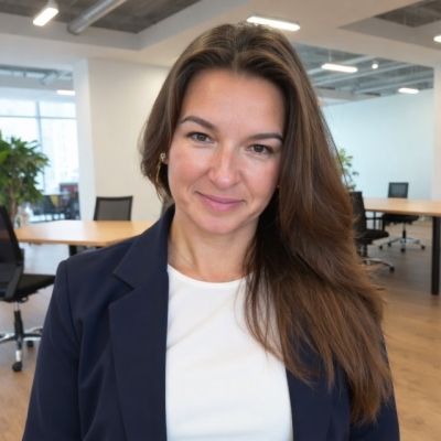 Headshot of Leah Fox