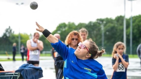 Abigail birch throwing the discus
