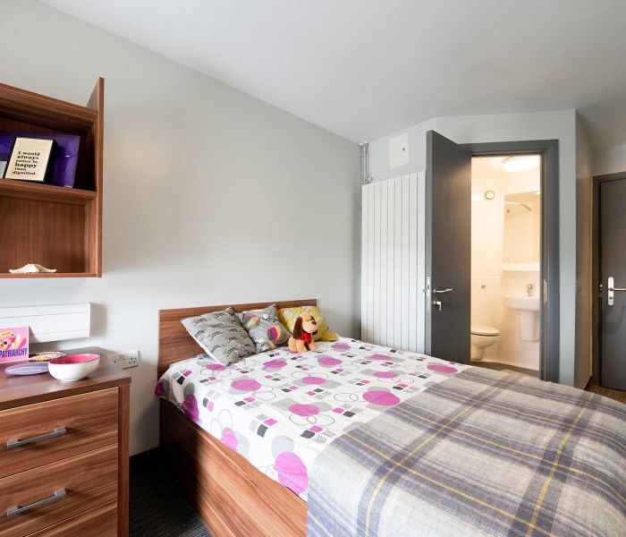 Desk, bed and ensuite bathroom in a Windsor House bedroom