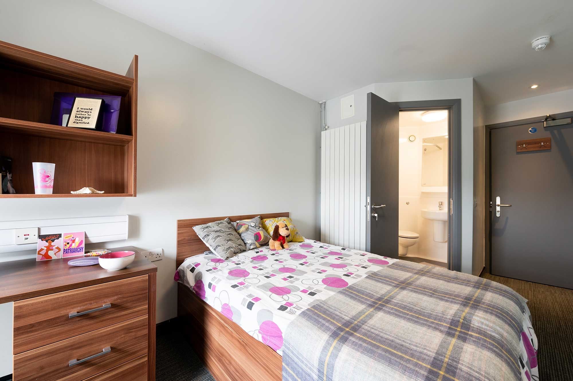 Desk, bed and ensuite bathroom in a Windsor House bedroom
