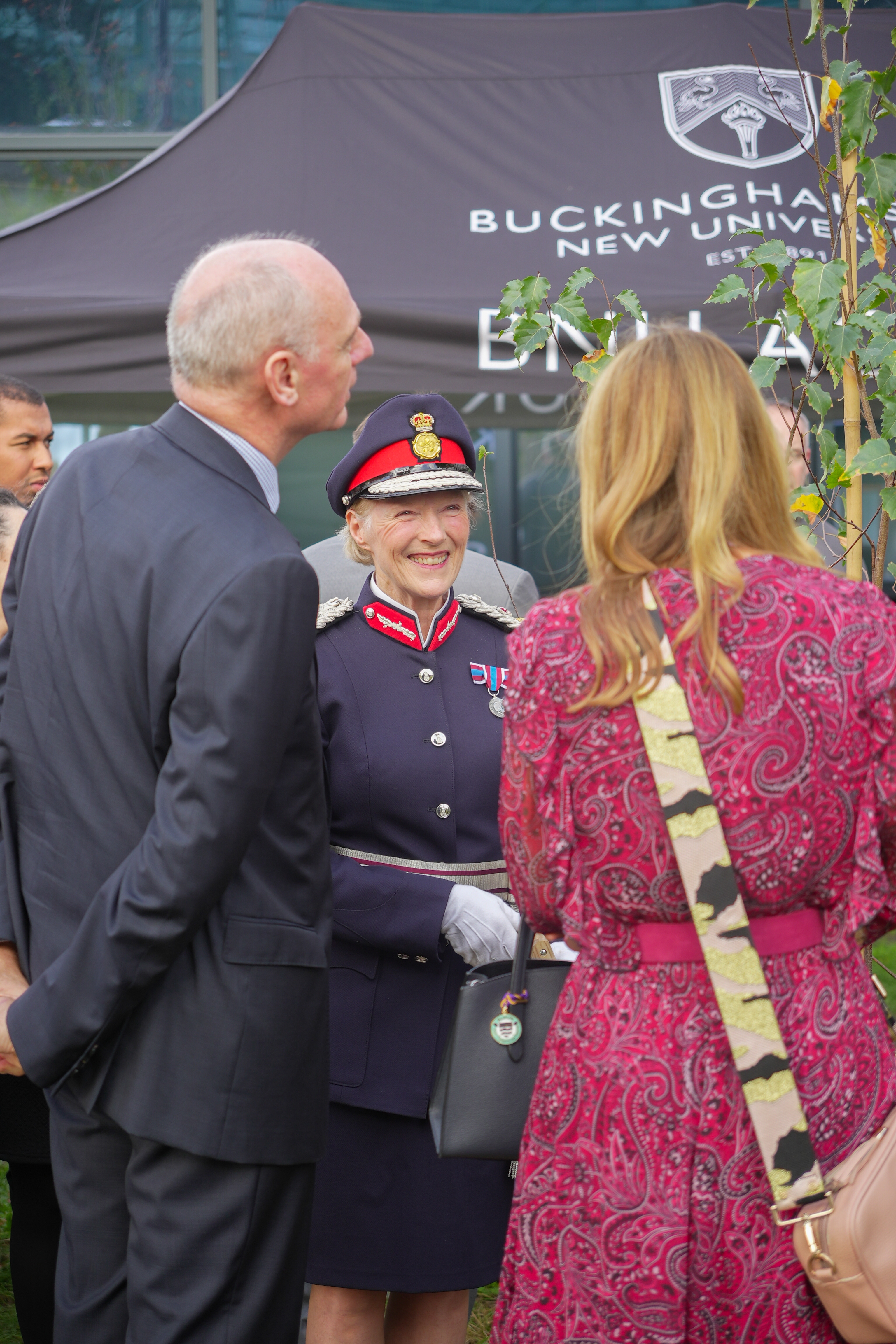 The Countess Howe talked to BNU colleagues by the tree