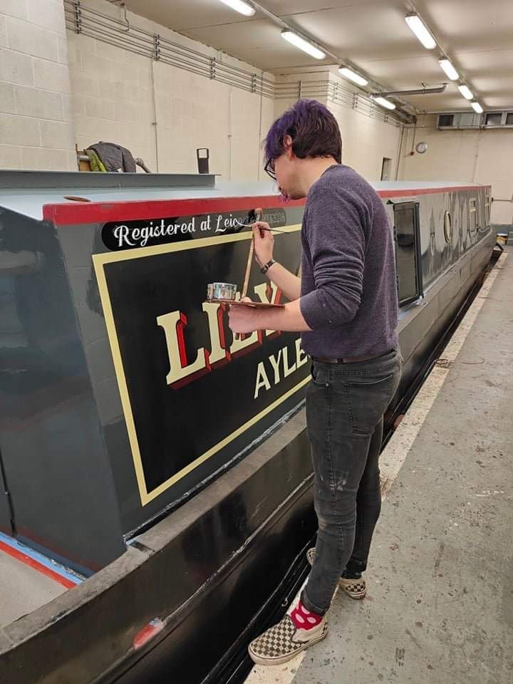 Stuart Duncumb painting a canal boat